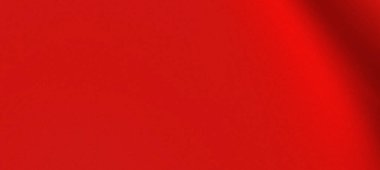 Canlı kırmızı kumaşlar zarif bir şekilde örtülmüş, çeşitli yaratıcı projeler için zengin bir zemin oluşturmuş.