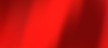 Yumuşak kıvrımlı canlı kırmızı kumaş minimalist bir ortamda sıcaklık ve zarafet hissi yaratıyor.