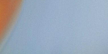 Yumuşak bir sıcak portakal gradyanı, hafif tahıl dokusuyla açık mavi renge karışıyor.