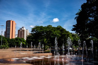 Goiania 'daki Sivil Meydanı' nda çeşmeler var.