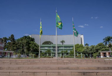 Goiania 'daki Sivil Meydanı' nın arkasında Zümrüt Saray var.