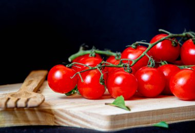 Ahşap yüzeydeki kiraz domateslerini kapatın.