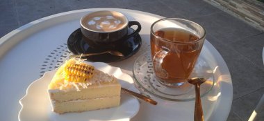 Cheesecake ile espresso kahve ve tatlı çay.