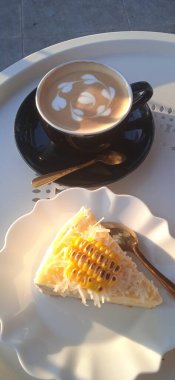 Espresso kahve ve mısır soslu cheesecake.