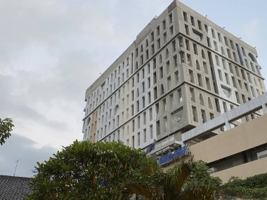 Mavi gökyüzü geçmişi olan bir otel binası.