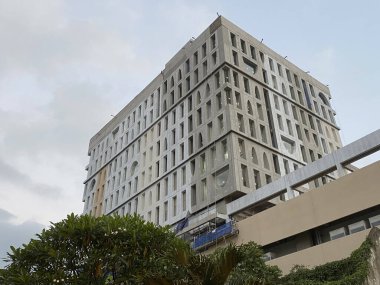 Mavi gökyüzü geçmişi olan bir otel binası.