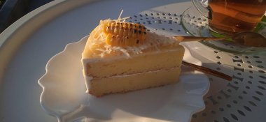 Lezzetli bir pasta ve bir fincan çayın yakın çekimi.