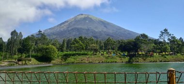 Dağlardaki gölün güzel manzarası
