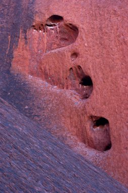 Avustralya 'nın merkezindeki Ayres kayaları hava durumu belirtileri gösteriyor.