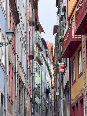 Eski Porto kasabasında, Avrupa cazibesiyle dolu bulutlu bir günde Pastel binalar ve pencerelerle dolu dar bir cadde..