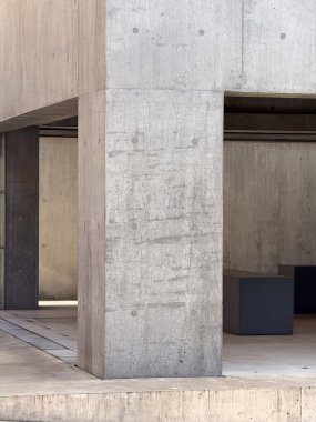 Güçlü ışık ve gölgesi olan acımasız beton yapı