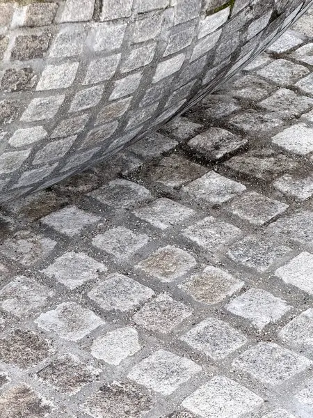 Yüzeyinde kaldırım taşı desenli yansıtıcı küre