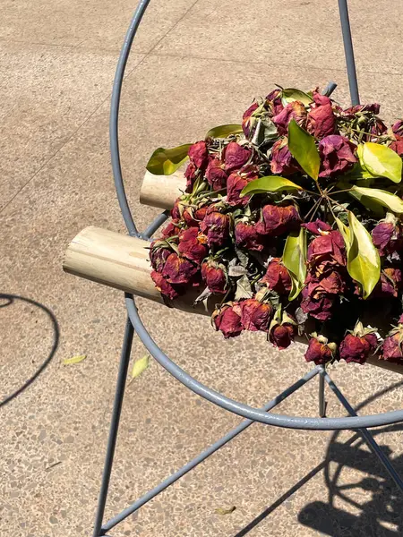 Ruanda soykırımının kurbanlarının anısına kurutulmuş kırmızı çiçeklerin aranjmanı.