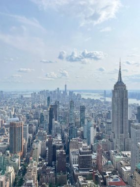 Empire State Binası çerçeveliyken Manhattan 'ın geniş bir manzarası var..