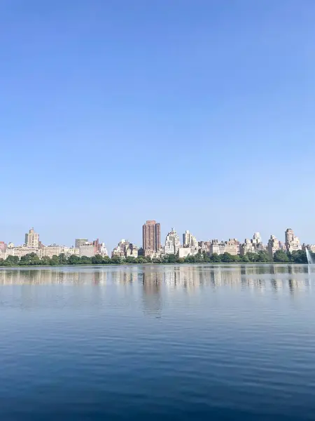 Manhattan 'ın Yukarı Doğu Yakası' nın silueti Central Park rezervuarından görüldüğü gibi.