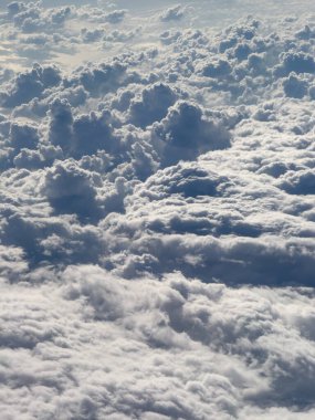 Meksika üzerinde uçarken yukarıdan çekilen tüylü beyaz bulutlar.