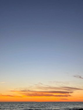 Mazatlan, Meksika 'da Pasifik Okyanusu üzerinde mavi-turuncu gökyüzü ile gün batımı.