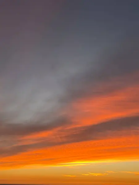 Meksika Pasifik kıyısındaki Mazatlan üzerinde turuncu renkli canlı bulutlu bir gün batımı..