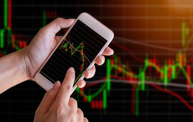 İş kadın el dokunmatik ekranda akıllı telefon, tablet, cellphone mevsimlik hisse senedi grafiği arka plan ile. kırmızı renk arka plan için forex ve stok kavramı ile filtre.