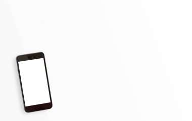 Beyaz arka plan üzerinde akıllı telefon ile beyaz en az ofis resepsiyon masası. Metin veya resim için kopya alanı ile Üstten Görünüm.
