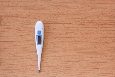 Tasarım ahşap masa kopya alanı üst görünümle termometre