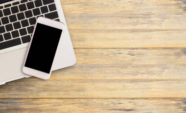 Akıllı telefon ve dizüstü bilgisayarda ofis masa ya da ahşap masaları. Tasarım alanı olan Üstten Görünüm