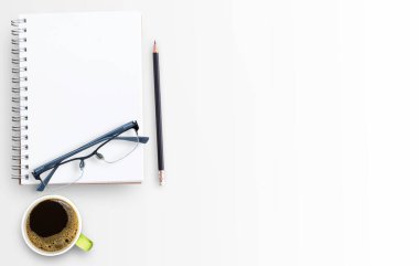 Boş kağıt defter ve beyaz masa arka plan üzerinde kahve. Üstten Görünüm kopya alanı (seçici odak) ile. Ofis Resepsiyon Masa kavramı... Ofis, banka donatımı ve gadget'lar Resepsiyon masasında. Düz yatıyordu fotoğraf.