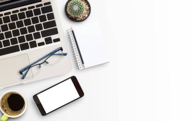 Beyaz ofis resepsiyon masası ile dizüstü bilgisayar, akıllı telefon, defter ve gözlük. Üstten Görünüm kopya alanı ile. İş Danışma tablo kavramı. Ofis, banka donatımı ve gadget'lar Resepsiyon masasında. Düz yatıyordu fotoğraf.