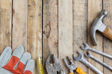 İşçi Bayramı, Amerika Birleşik Devletleri 'nin federal bayramıdır. Onarım ekipmanları ve arka planda işçi bayramı metni olan birçok kullanışlı araç. Kullanım ve tasarım için kopyalama alanı olan üst görünüm. İş konsepti.