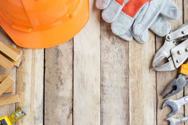 İşçi Bayramı, Amerika Birleşik Devletleri 'nin federal bayramıdır. Tamir ekipmanları ve tahta uzun arka planda kullanışlı birçok alet. Kullanım ve tasarım için kopyalama alanı olan üst görünüm. İş konsepti.