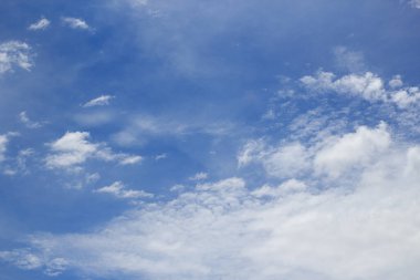 Beyaz bulut ve mavi gökyüzü arka plan. giriş metin iletisi için biraz boşluk ile tasarım ve şablonu için boşluk