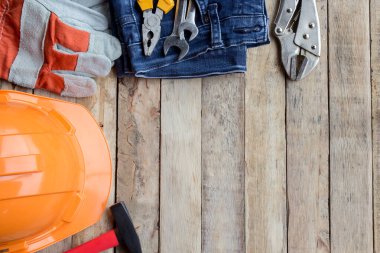 İşçi Bayramı, Amerika Birleşik Devletleri federal bir bayramdır. Tamir ekipmanları ve ahşap talbe arka plan üzerinde birçok kullanışlı alet. Kopya alanı kullanım ve tasarım için en iyi manzaralı. İş kavramı.