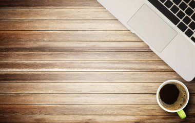 Ofis resepsiyon masası ile dizüstü bilgisayar ve kahve kahverengi ahşap zemin üzerinde. Üstten Görünüm kopya alanı (seçici odak) ile. İş ve office çalışma alanı kavramı.