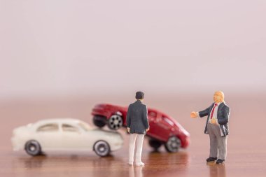Minyatür araba-minyatür araba kaza araba ile arka plan bulanık bir şehirde. İşadamları için otomatik sigorta müzakere vardır. Kaza ve sigorta kavramı.