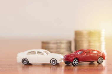 Minyatür araba-minyatür araba kaza araba ile arka plan bulanık bir şehirde. İşadamları için otomatik sigorta müzakere vardır. Kaza ve sigorta kavramı. 