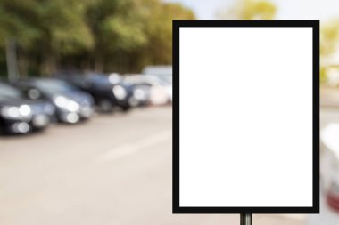 Boş reklam Pano ya da geniş ekran televizyon ile araba park arka plan, ticari bulanık ve pazarlama kavramı, alan metin veya medya içeriği kopyalayın.