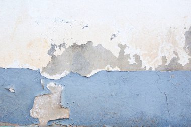 Koyu renk alçı duvar ile kirli beyaz arka plan ve kabuğu ile eski Brickwall gri sıva doku. Retro aşınmış duvar duvar kağıdı. Çürümüş kırık kaba soyut afiş yüzey.