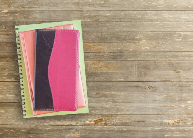 Ahşap masa kopya alanı tasarımı için en iyi görünümle defter