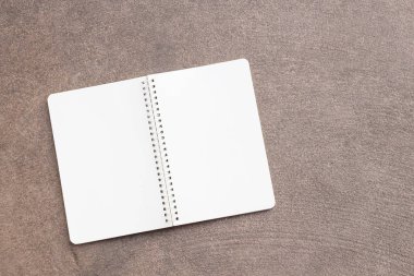 Boş defter çimento zemin üzerinde. Kopya alanı ile Üstten Görünüm