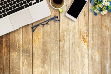 Ofis büro dizüstü bilgisayar, dizüstü bilgisayar, smartphone, ahşap masa arka plan üzerinde kahve. Kopya alanı için herhangi bir tasarım ile Üstten Görünüm