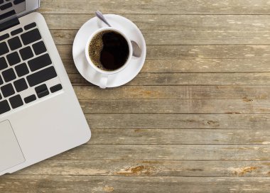 Ofis Masası kopya alanı ile yüksek açı bakış. Dizüstü bilgisayar ve kahve tablo. Düz yatıyordu. Serbest meslek ya da öğrenci Danışma. Kopya alanı tasarım ile Üstten Görünüm