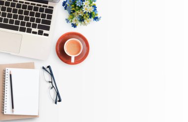 Modern beyaz ofis çalışma alanıyla göz gözlük, dizüstü bilgisayar, kalem ve kahve. Üstten Görünüm kopya alanı ile. Ofis, banka donatımı ve becerikli alet çalışma alanında. Çalışma Resepsiyon Masa kavramı.