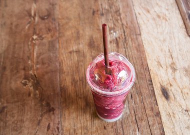 Blueberry smoothie saman odak arka plan ve mekan kullanımı için dışarı ahşap tablo ile bir fincan, seçici odak