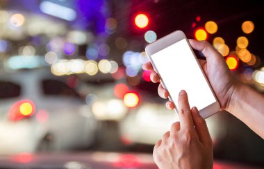 Boş ekran smartphone sokak gece şehirde tutan eller. kopya alanı tasarımı için