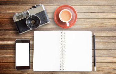 Retro kamera ve akıllı telefon ahşap masa arka plan, vintage renk tonu ile defter. kullanım için kopya alanı ile Üstten Görünüm