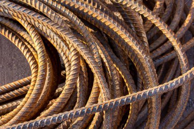 İnşaat sahasında beton takviye için çelik inşaat demiri kapatın