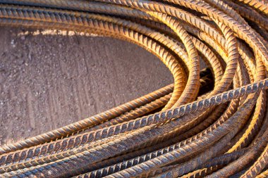 İnşaat sahasında beton takviye için çelik inşaat demiri kapatın