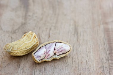 Kavrulmuş veya satır fıstık rustik, koyu ahşap masa arka plan üzerinde dağınık. sağlıklı gıda arka plan ile kopya alanı kullanmak için.