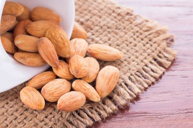 Badem ahşap masa arka plan ile kopya alanı için kovanın içinde kullanın