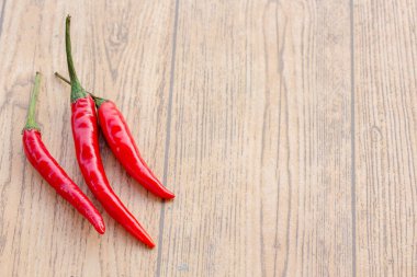 Kırmızı sıcak biber kopya alanı metin ve tasarım için eski ahşap tablo